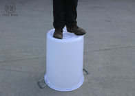 Bunte überschüssige Wheelie-Behälter im Freien, Plastikbehälter 100l, der mit Abdeckung/Deckeln aufbereitet