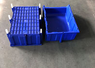 Blaues Farblager-Plastiksammeln-Behälter mit Racking in der industriellen Werkstatt